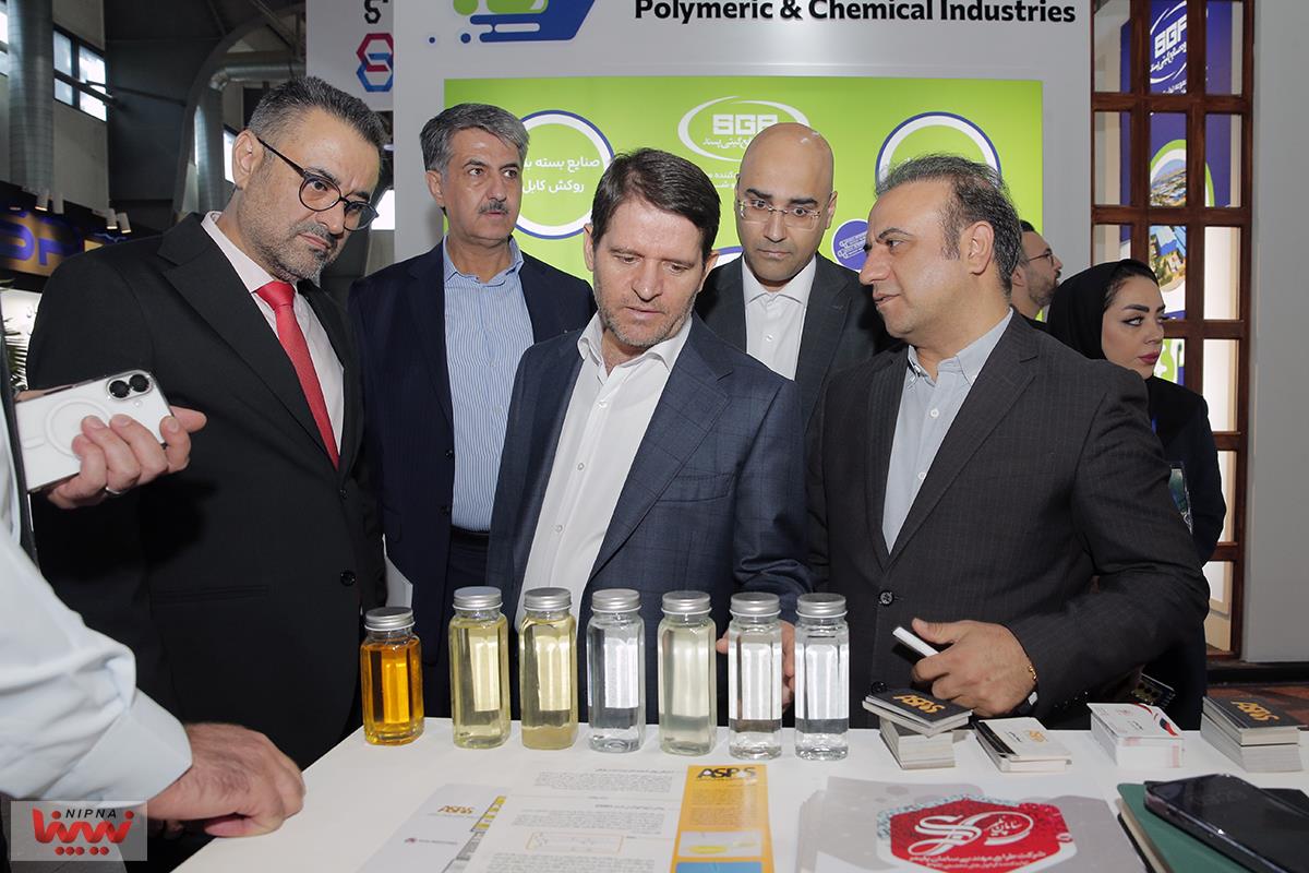 بازدید دکتر حسن عباس زاده معاون وزیر نفت و مدیرعامل شرکت ملی صنایع پتروشیمی در روز سوم از نوزدهمین نمایشگاه بین المللی ایران پلاست (2) 41